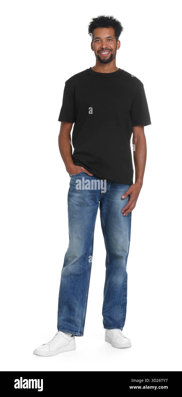 Uomo felice che indossa jeans eleganti su sfondo bianco Foto Stock