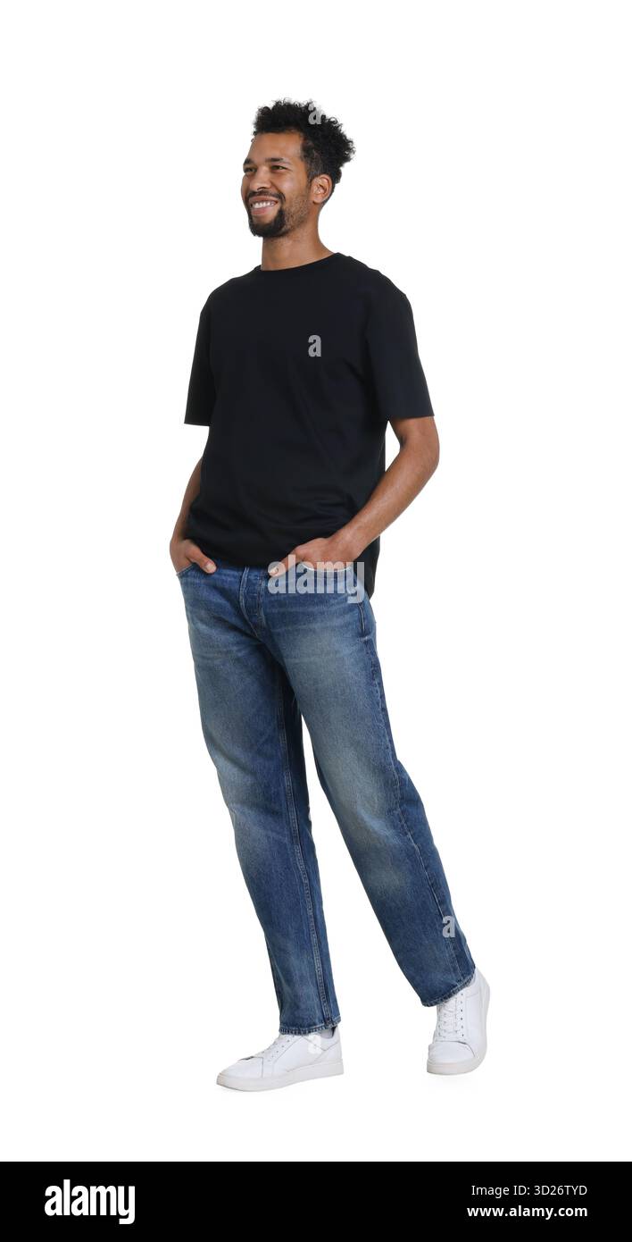 Uomo felice che indossa jeans eleganti su sfondo bianco Foto Stock