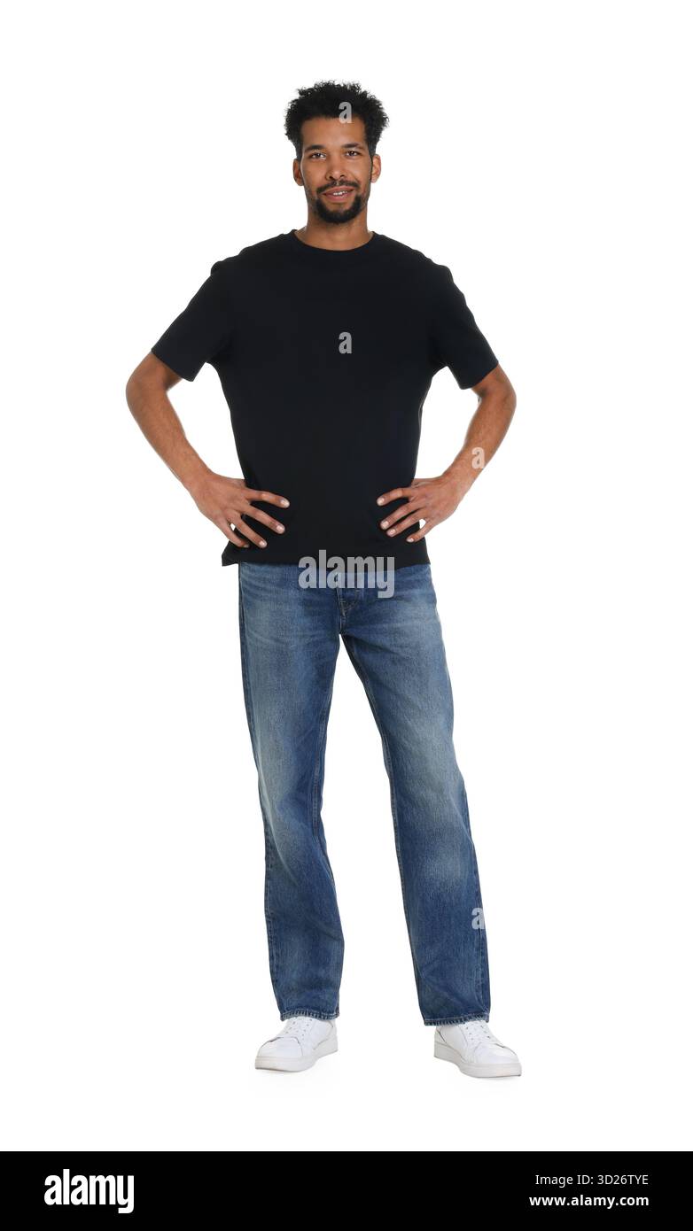 Uomo felice che indossa jeans eleganti su sfondo bianco Foto Stock
