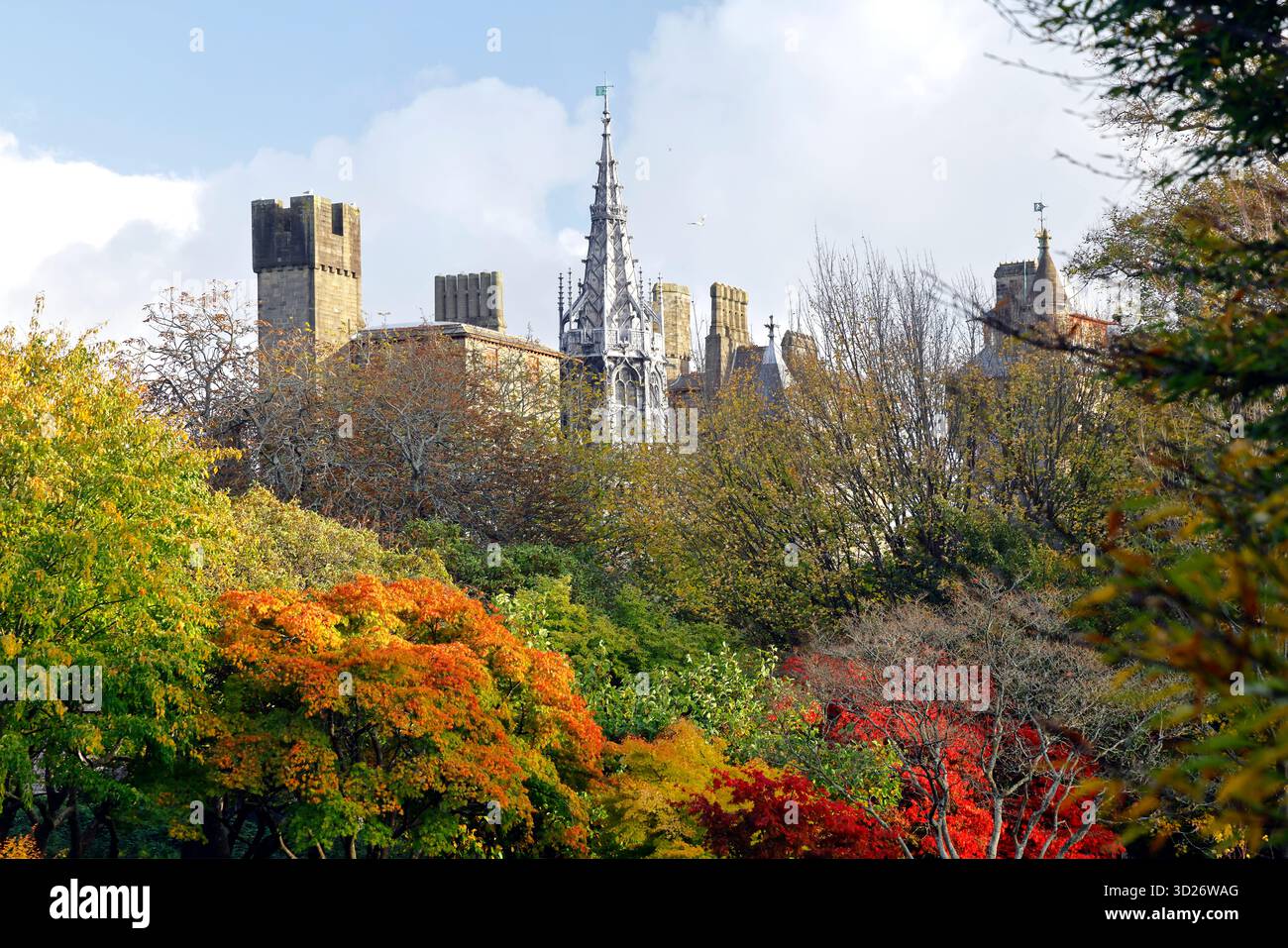 Scena autunnale del castello di Cardiff dal Cooper's Field/Castle Grounds, Bute Park. Centro città, Galles del Sud, Regno Unito. Presa ottobre 2025 Foto Stock