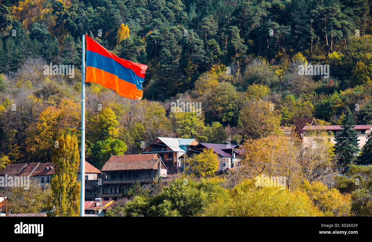 Bandiera armena che sventola in aria. La bandiera è arancione, blu e rossa. L'immagine ha un'atmosfera tranquilla e serena Foto Stock