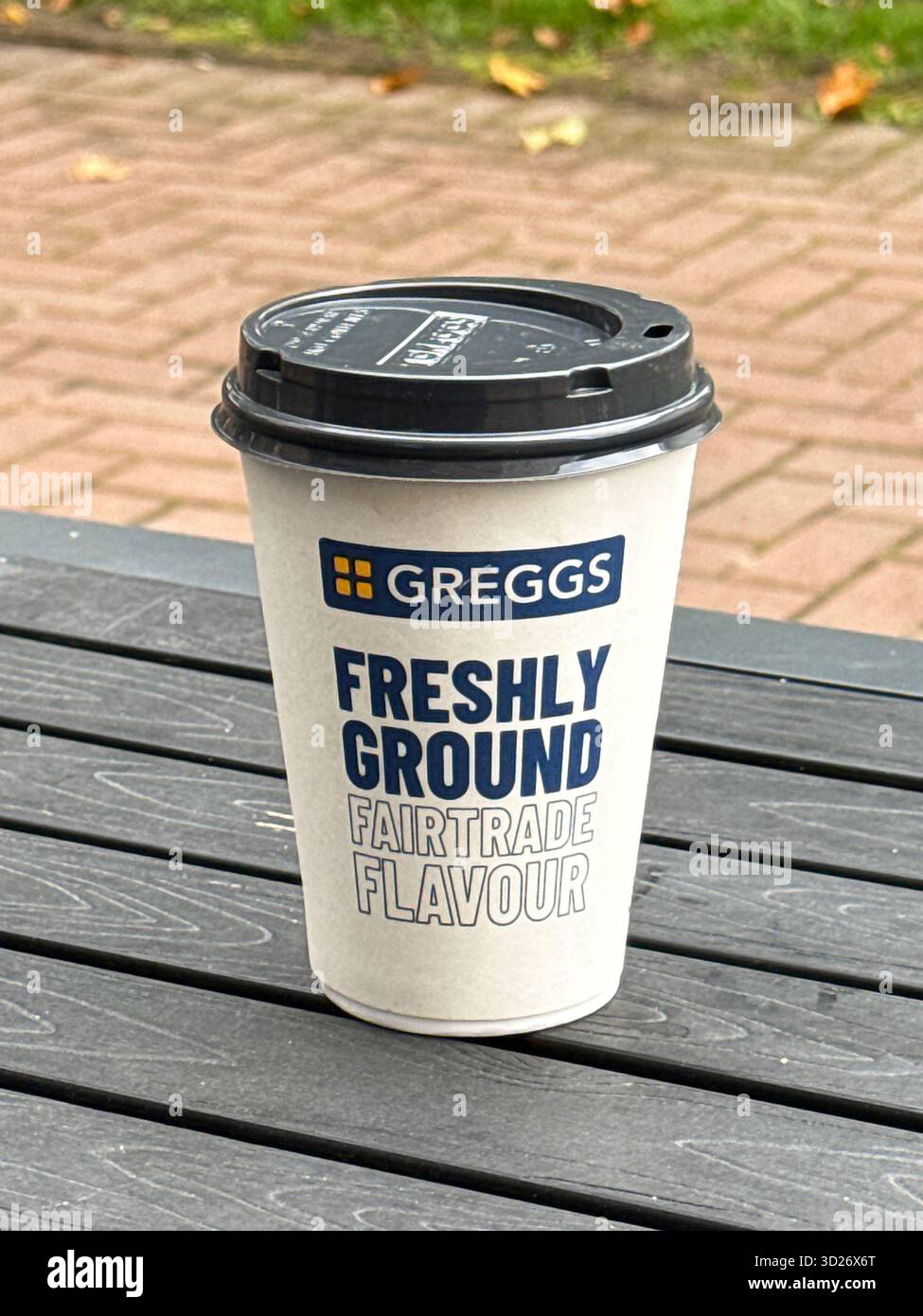 Cardiff, Galles, Regno Unito - 17 ottobre 2025: Caffè Greggs Fairtrade in una tazza di carta usa e getta con coperchio in plastica. Niente persone. Foto Stock