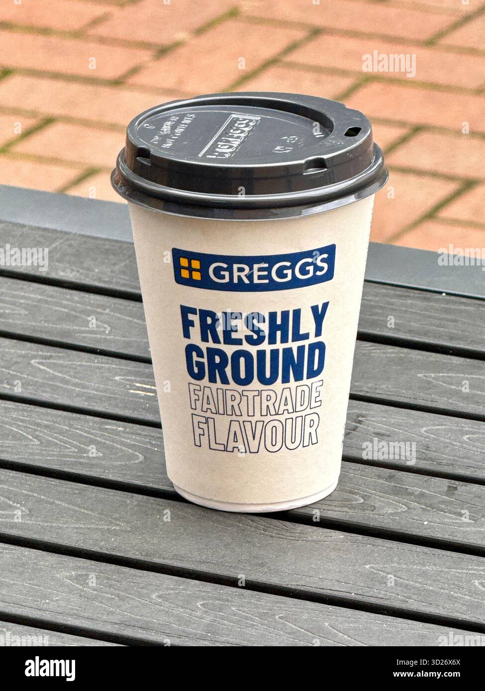 Cardiff, Galles, Regno Unito - 17 ottobre 2025: Caffè Greggs Fairtrade in una tazza di carta usa e getta con coperchio in plastica. Niente persone. Foto Stock