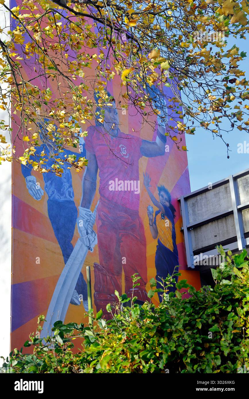 Vista laterale dell'edificio del cricket della contea di Glamorgan e del murale delle donne che praticano il cricket. (Criced Morgannwg), Sophia Gardens, Cardiff. Autunno. Presa ottobre 2025 Foto Stock