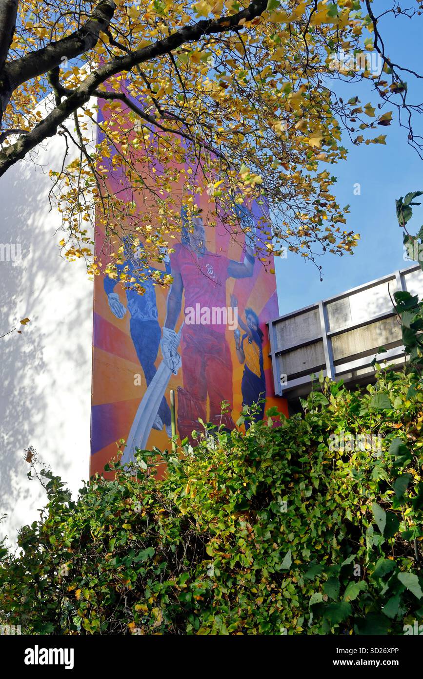 Vista laterale dell'edificio del cricket della contea di Glamorgan e del murale delle donne che praticano il cricket. (Criced Morgannwg), Sophia Gardens, Cardiff. Autunno. Presa ottobre 2025 Foto Stock