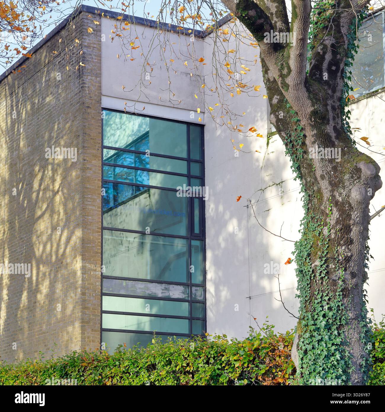 Vista laterale del Glamorgan County Cricket Building (Criced Morgannwg), Sophia Gardens, Cardiff City Centre, South Wales, Regno Unito. Autunno. Presa ottobre 2025 Foto Stock