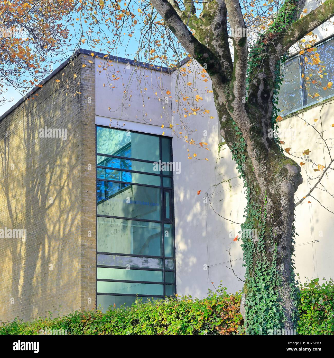 Vista laterale del Glamorgan County Cricket Building (Criced Morgannwg), Sophia Gardens, Cardiff City Centre, South Wales, Regno Unito. Autunno. Presa ottobre 2025 Foto Stock