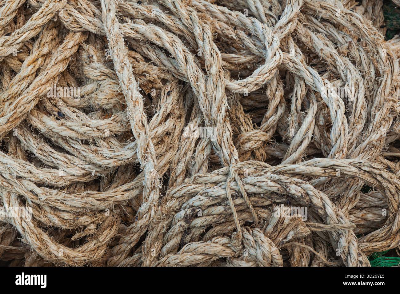 Un mucchio di corde di ormeggio della vecchia nave Foto Stock