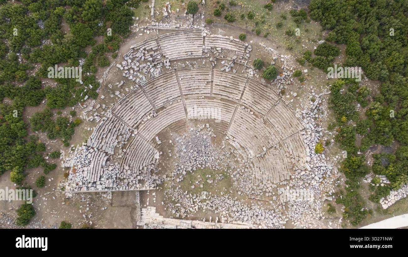 Rovine teatrali dell'antica città di Kibyra. Antica architettura romana, file con posti a sedere in pietra e una vista dall'alto catturata dal drone. Foto Stock