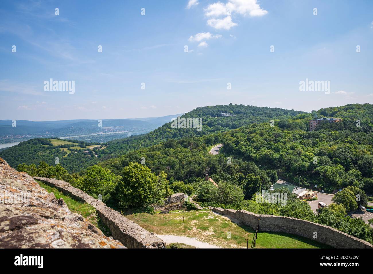 Visegrad, Ungheria - 25 giugno 2019: Vista dell'ansa del Danubio dalla Cittadella di Visagrad, le rovine del castello in cima alla collina dei re ungheresi. Foto Stock