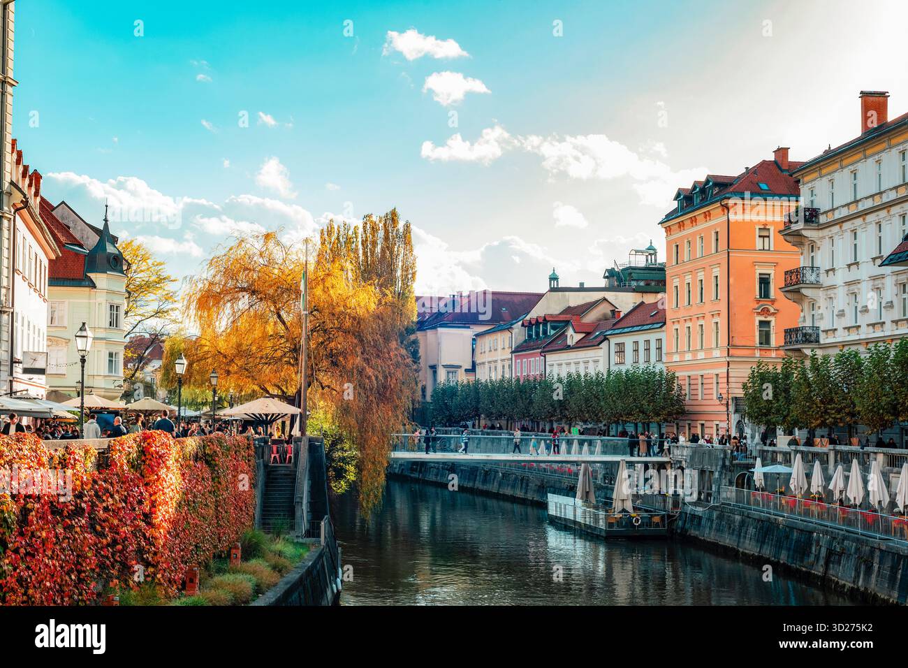 Colorato paesaggio urbano autunnale con fiume e vecchi edifici europei. Lubiana, Slovenia. Foto Stock
