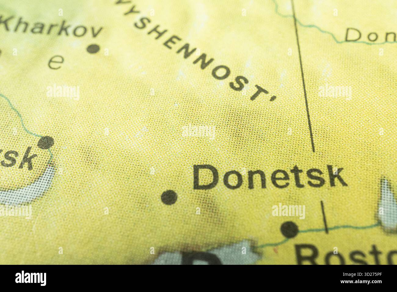 L'immagine mostra una sezione topografica della mappa di Donesk, evidenziando geografia, confini politici, laghi, fiumi, e linee di contorno per l'elevazione Foto Stock