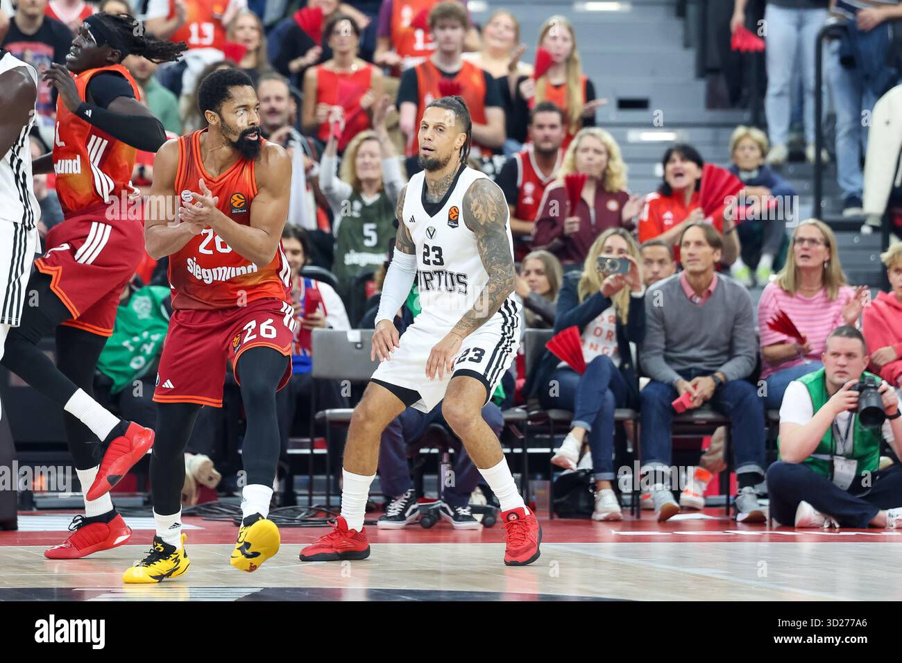 Monaco, Germania. 30 ottobre 2025. Spencer Dinwiddie (FC Bayern Basketball, #26) applaudiert nach Punktgewinn, mit Daniel Hackett (Virtus Bologna, #23) und Wenyen Gabriel (FC Bayern Basketball, #32), GER, FC Bayern Basketball vs. Virtus Bologna, Basketball, Euroleague, 8. Spieltag, Saison 2025/2026, 30.10.2025, foto: Eibner-Pressefoto/Jenni Maul credito: dpa/Alamy Live News Foto Stock