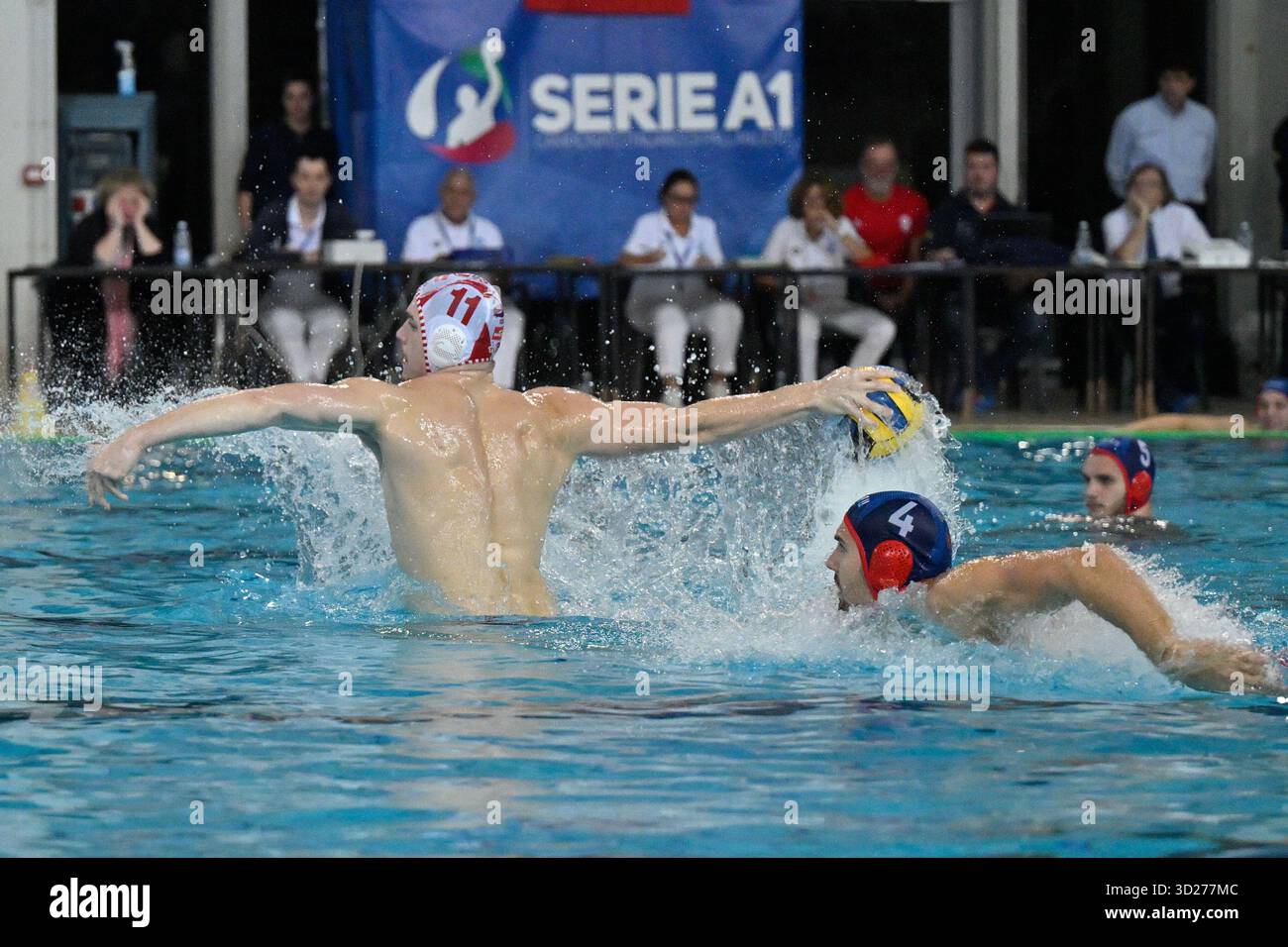 Savona, Italia. 30 ottobre 2025. ALEINWEBER Oliver Gabor (RN Savona) - REPANOVIC Mihajlo VK Sabac Elixir) durante rari Nantes Savona vs VK Sabac Elixir, partita di pallanuoto LEN Euro Cup a Savona, Italia, ottobre 30 2025 crediti: Independent Photo Agency/Alamy Live News Foto Stock