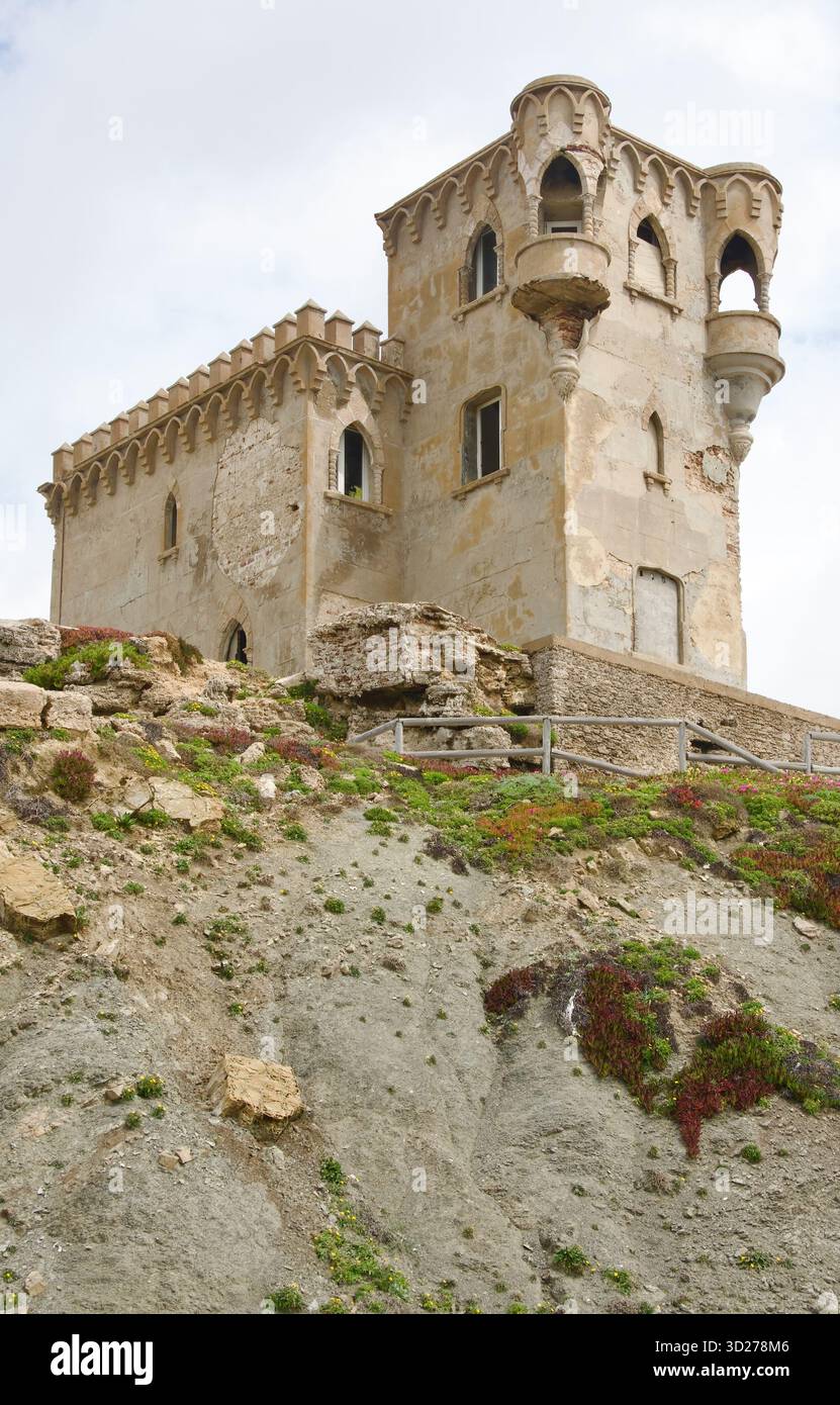 Costruito come punto di osservazione navale, il castello di Santa Catalina fu costruito in stile rinascimentale completato nel 1933, ora dismesso Tarifa Cadice Andalusia Spagna Europa Foto Stock