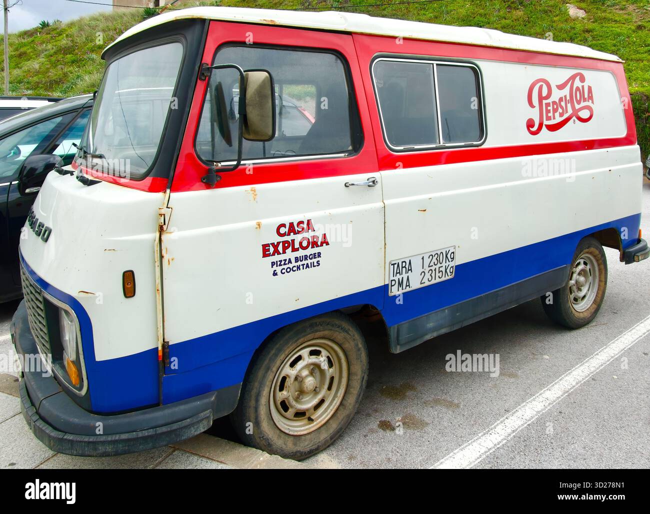 Vecchio furgone spagnolo Pegaso SAVA J4 con livrea Pepsi-Cola di proprietà del ristorante Casa Explora pizza hamburger e cocktail Tarifa Cadiz Spagna Foto Stock