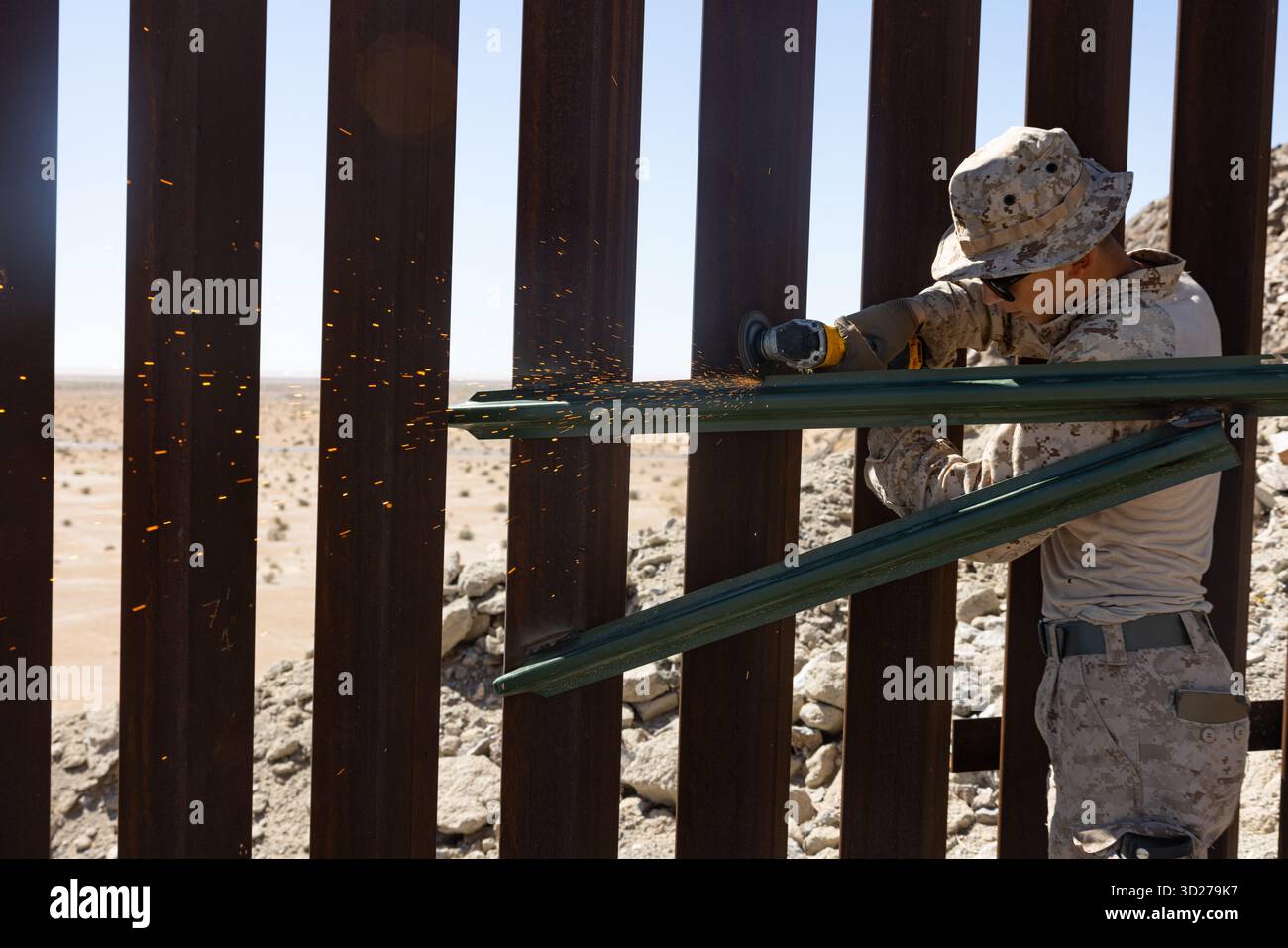 Ethan Webb, un ingegnere di combattimento con Combat Logistics Battalion 15, Combat Logistics Regiment 17, 1st Marine Logistics Group, assegnato al Joint Task Force-Southern Border (JTF-SB), prepara una staffa per il collegamento del filo spinato come parte del rinforzo della barriera al confine meridionale a Yuma, Ariz., 15 ottobre 2025. JTF-SB esegue operazioni su larga scala, agili e su tutti i domini a sostegno della protezione delle dogane e delle frontiere degli Stati Uniti per proteggere l'integrità territoriale degli Stati Uniti e ottenere il controllo operativo al 100% del confine meridionale. (Foto del corpo dei Marines degli Stati Uniti di Sgt. Ma Foto Stock