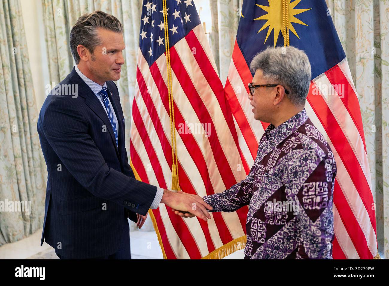 Il Segretario alla Guerra Pete Hegseth stringe la mano al Direttore generale del Consiglio di sicurezza nazionale della Malesia Raja dato' Nushirwan bin Zainal Abidin a Kuala Lumpur, Malaysia, 30 ottobre 2025. (Foto Dow del sergente Eugene Oliver dello staff dell'aeronautica militare statunitense) Foto Stock