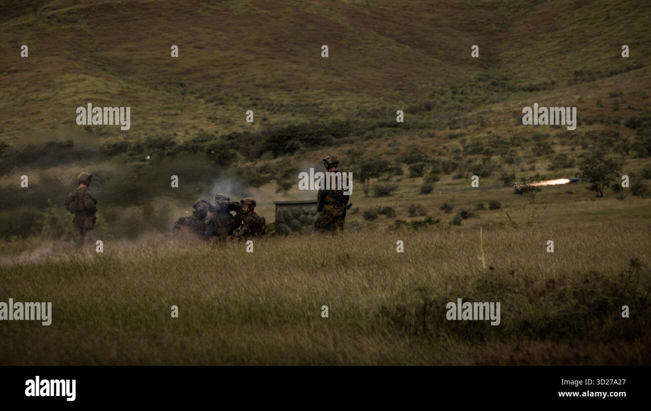 U.S. Marines with India Company, Battalion Landing Team 3/6, 22nd Marine Expeditionary Unit (Special Operations Capable), affrontano un bersaglio con un M3E1 Multi-Purpose Anti-Armor Anti-Personnel Weapon System durante un raggio d'azione a Camp Santiago, Porto Rico, 22 ottobre 2025. Le forze militari statunitensi sono dispiegate nei Caraibi a sostegno della missione del Southern Command degli Stati Uniti, delle operazioni dirette dal Dipartimento della Guerra, e delle priorità del presidente di interrompere il traffico illecito di droga e proteggere la patria. (Foto del corpo dei Marines degli Stati Uniti di Nathan Mitchell) Foto Stock