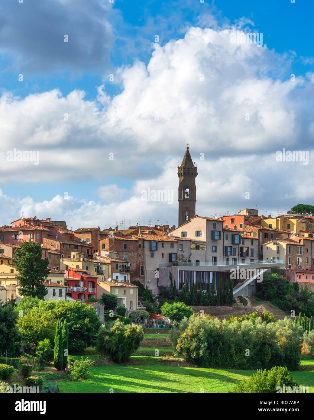 Vista dello skyline del borgo medievale di Pecciol e del campanile della chiesa, regione Toscana, Italia Foto Stock
