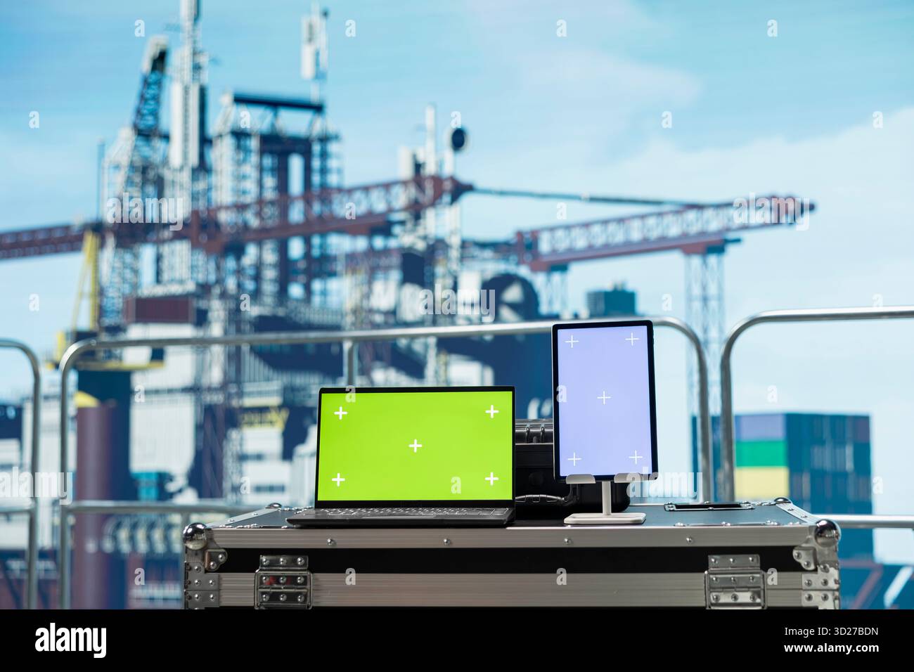 Tablet con schermo isolato e laptop mockup utilizzati su piattaforma offshore per monitorare le operazioni. Dispositivi chiave Chroma sul ponte del carro di perforazione utilizzati per la revisione del consumo energetico dell'attrezzatura Foto Stock