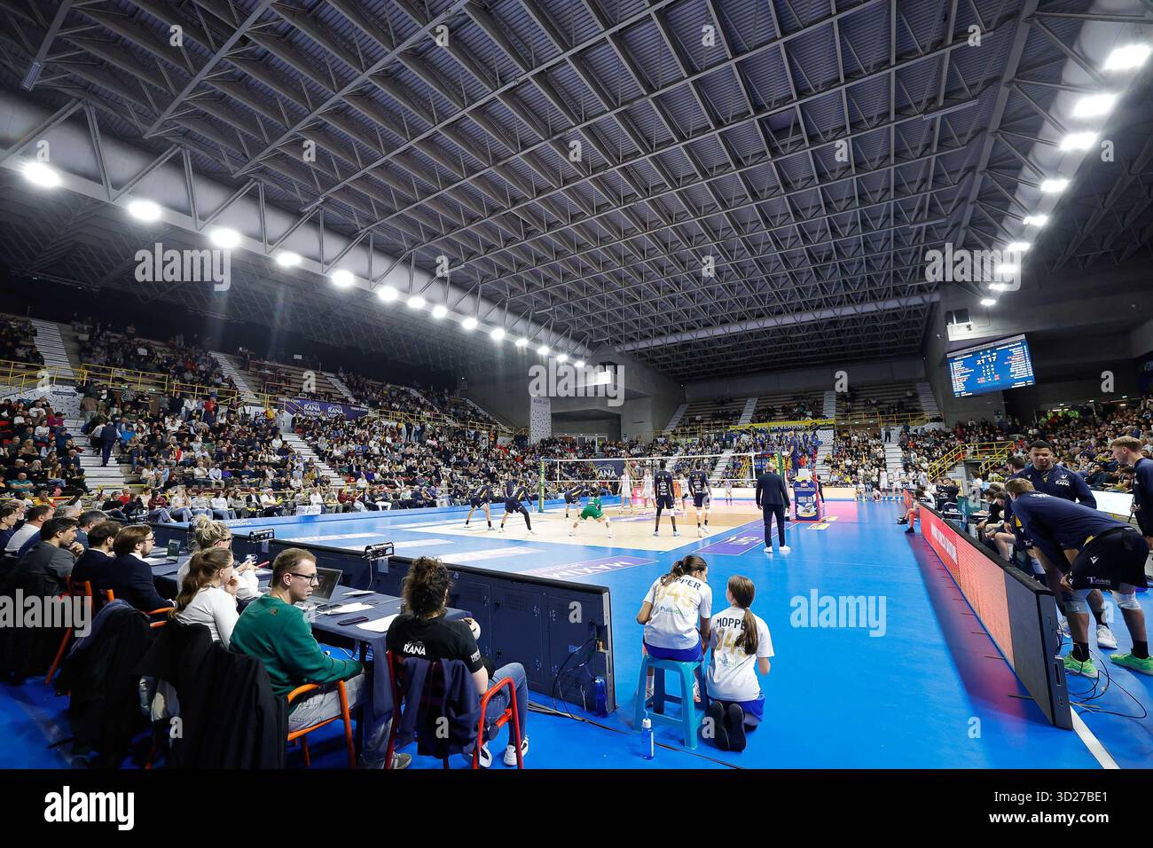 Verona, Italia. 30 ottobre 2025. Il PalaOlimpia vedrà durante la partita del Campionato Italiano di pallavolo SuperLega 2025/2026 tra Rana Verona e Allianz Milano al Pala AGSM-AIM Forum il 30 ottobre 2025 a Verona. In occasione della partita Rana Verona vs Allianz Milano di serie A maschile di pallavolo a Verona, Italia, ottobre 30 2025 Credit: Independent Photo Agency/Alamy Live News Foto Stock