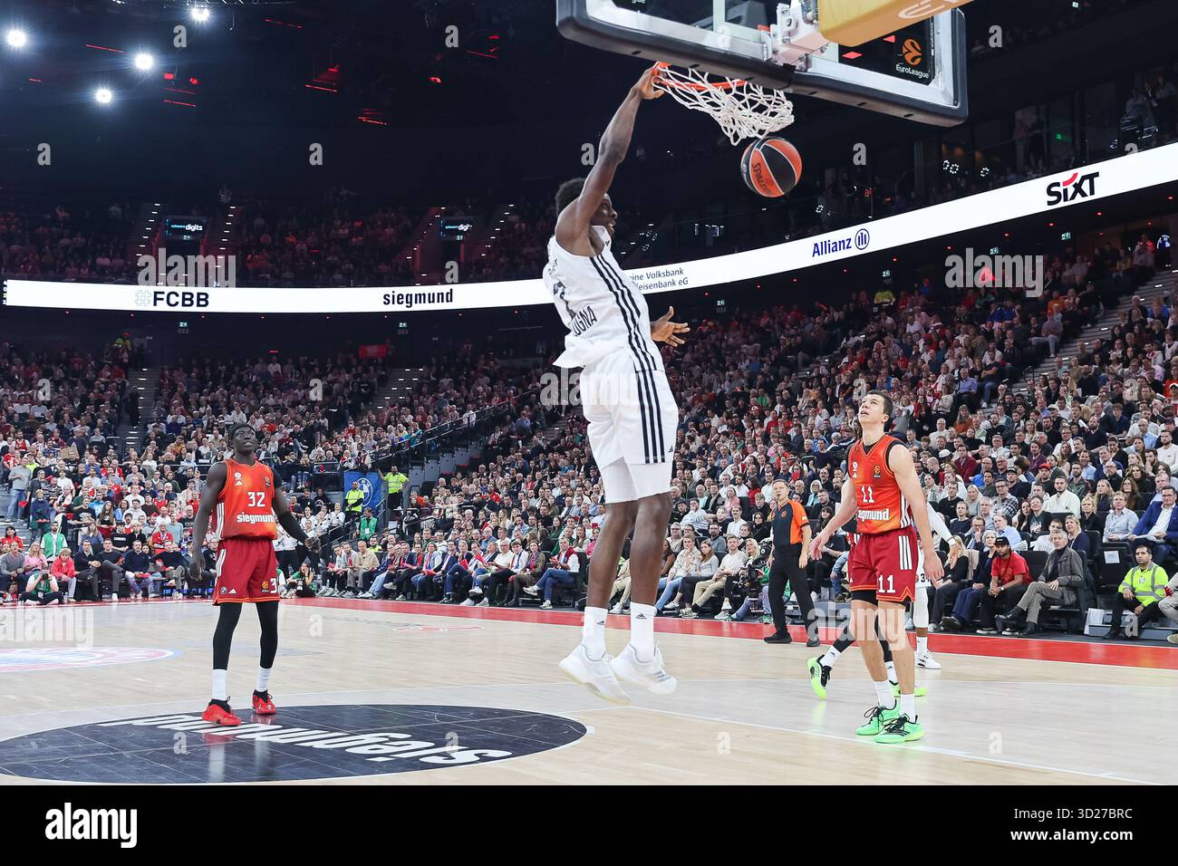Monaco, Germania. 30 ottobre 2025. Saliou Niang (Virtus Bologna, #07) am Korb, mit Vladimir Lucic (FC Bayern Basketball, #11) und Wenyen Gabriel (FC Bayern Basketball, #32), GER, FC Bayern Basketball vs. Virtus Bologna, Basketball, Euroleague, 8. Spieltag, Saison 2025/2026, 30.10.2025, foto: Eibner-Pressefoto/Jenni Maul credito: dpa/Alamy Live News Foto Stock