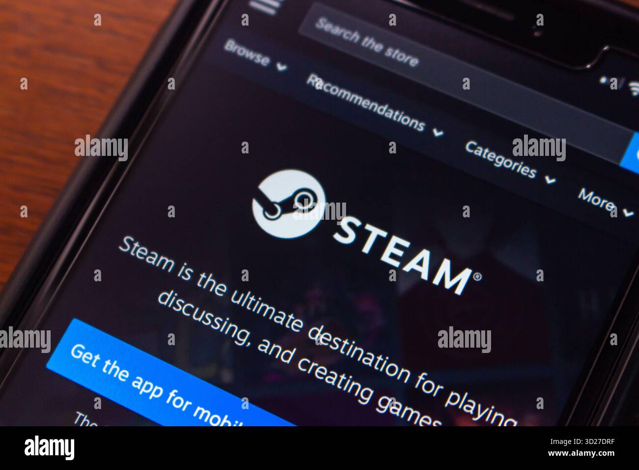 Quito, ECUADOR - settembre 30 2025 : primo piano del sito web dell'app Steam su un iPhone. Steam è una piattaforma globale in cui è possibile acquistare, gestire e giocare ai videogame per PC Foto Stock