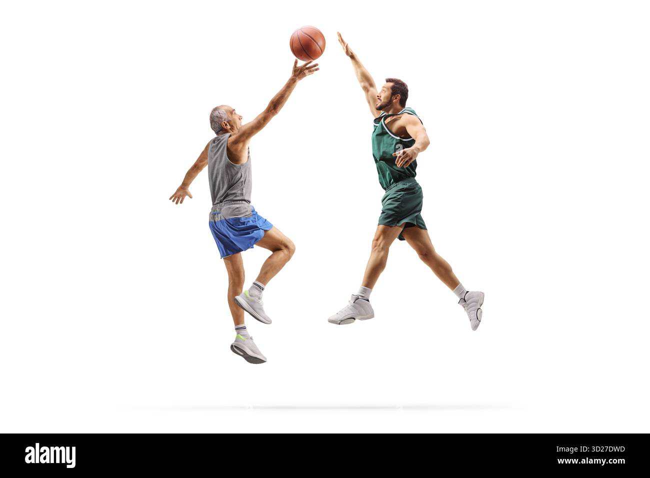 Senior che gioca a basket con un atleta più giovane isolato su sfondo bianco Foto Stock