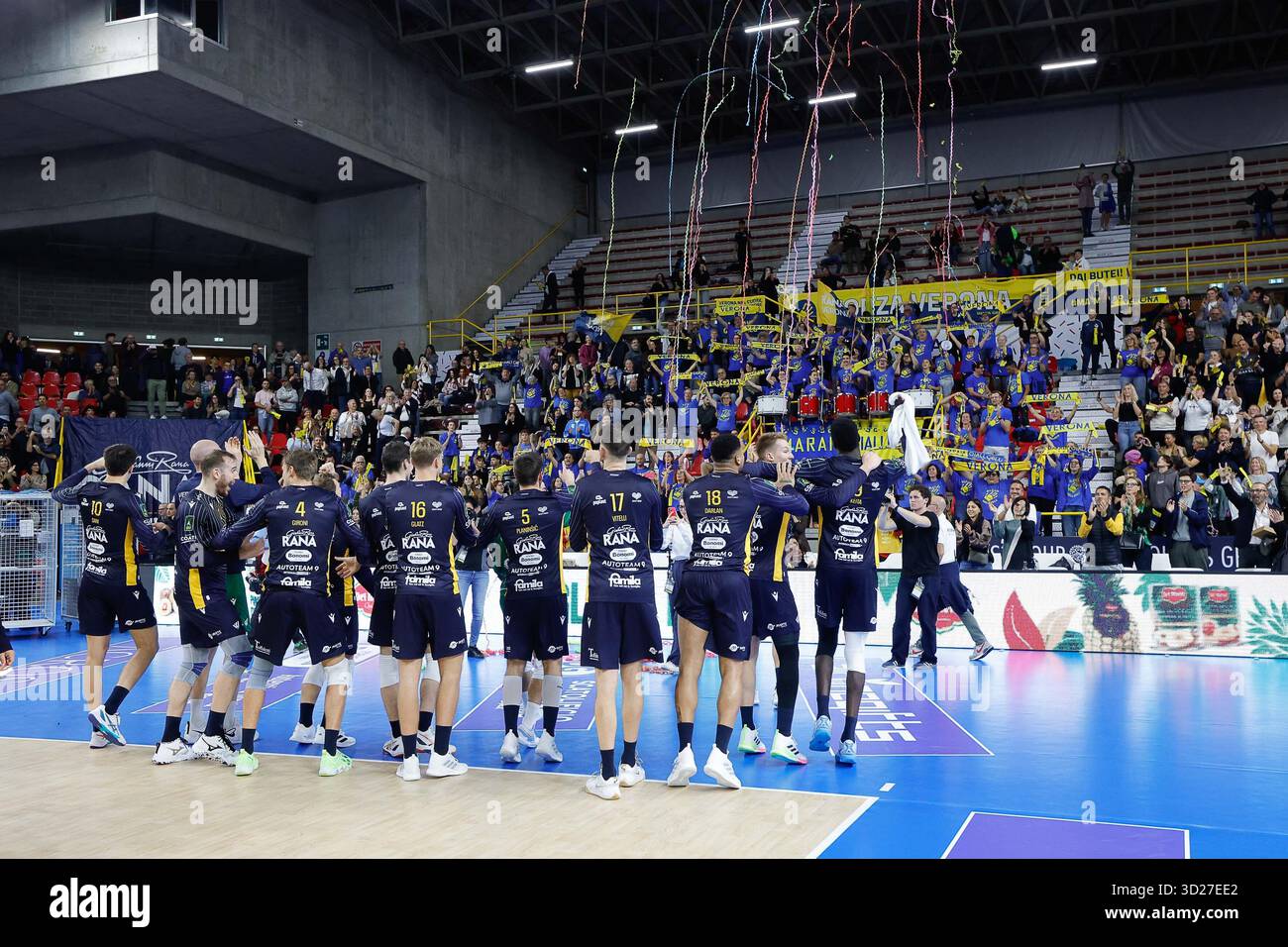 Verona, Italia. 30 ottobre 2025. I giocatori del Rana Verona Volley celebrano la loro vittoria al termine della partita durante la partita del Campionato Italiano di pallavolo SuperLega 2025/2026 tra Rana Verona - Allianz Milano al Pala AGSM-AIM Forum il 30 ottobre 2025 a Verona. In occasione della partita Rana Verona vs Allianz Milano di serie A maschile di pallavolo a Verona, Italia, ottobre 30 2025 Credit: Independent Photo Agency/Alamy Live News Foto Stock