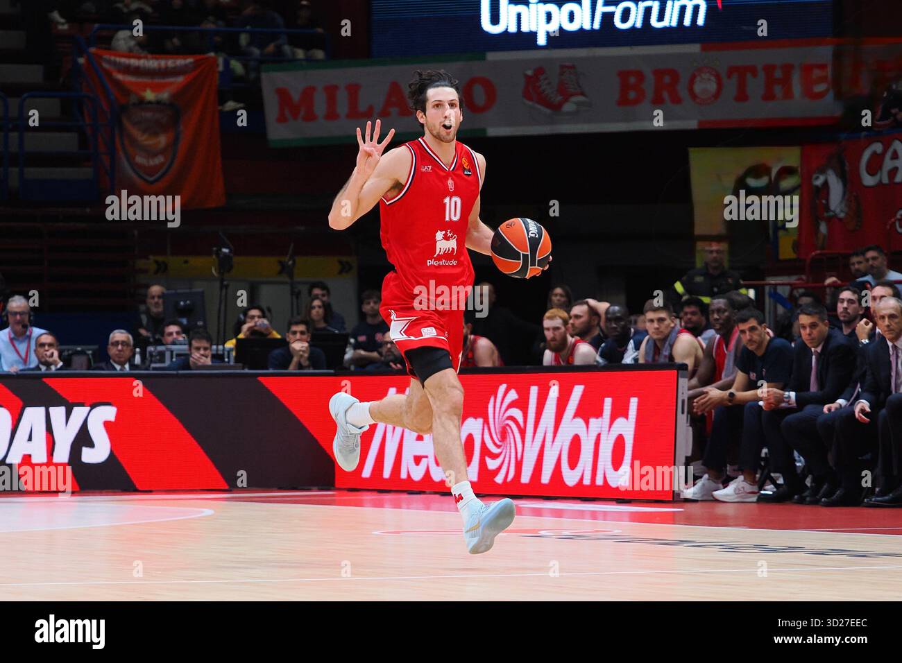 Leandro Bolmaro (EA7 Emporio Armani Olimpia Milano) durante EA7 Emporio Armani Milano vs Paris Basketball Euroleague match ad Assago (mi), Italia, ottobre 30 2025 Foto Stock