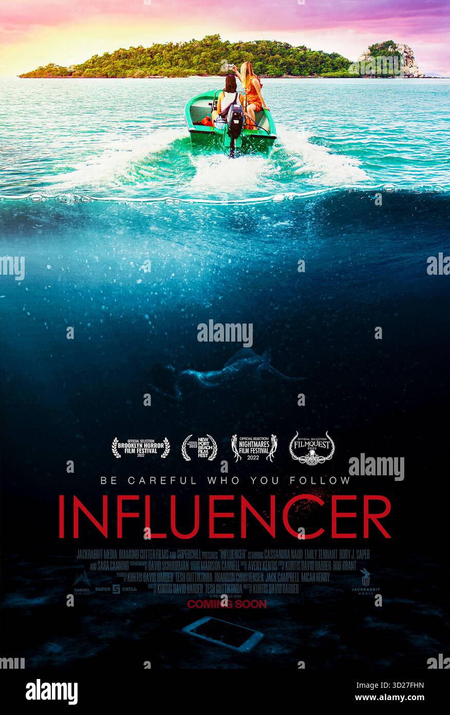 Influencer (2022) diretto da Kurtis David Harder e interpretato da Cassandra Naud, Emily Tennant e Rory J. Saper. Madison, una influencer dei social media in un viaggio da solista in Thailandia, è amica del misterioso CW, il cui interesse per Madison prende una piega oscura e pericolosa. Internazionale SOLO PER USO EDITORIALE con poster a un foglio. Credito: BFA / Jackrabbit Media Foto Stock