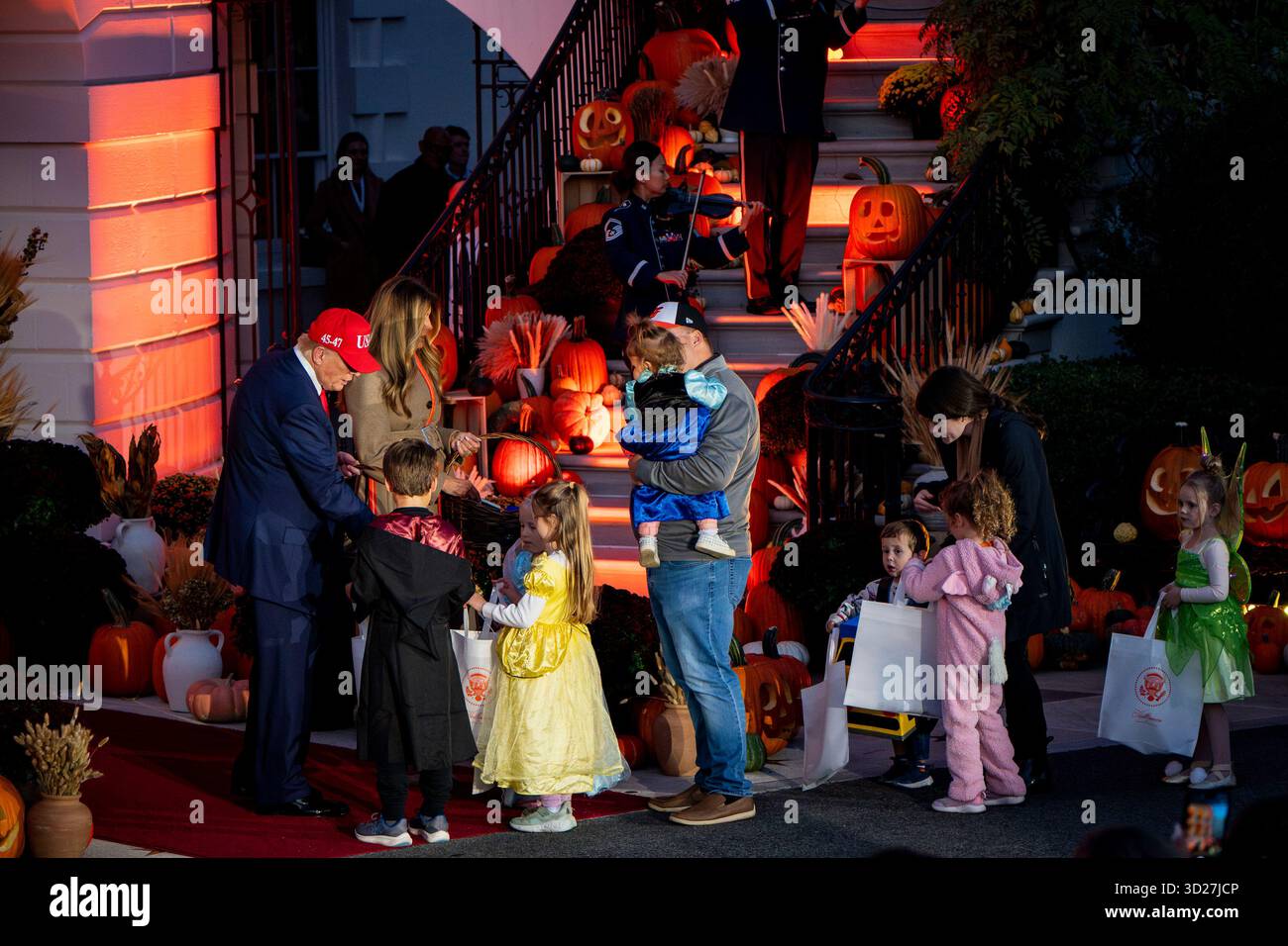 Washington, Stati Uniti. 30 ottobre 2025. Il presidente Donald Trump e la First Lady Melania Trump spacciano caramelle durante un evento di Halloween sul South Lawn della Casa Bianca a Washington DC giovedì 30 ottobre 2025. Il Presidente e la First Lady stanno spendendo caramelle a famiglie adottive, militari e amministrative, nonché alle famiglie delle forze dell'ordine e dei servizi segreti degli Stati Uniti. Foto di Bonnie Cash/UPI credito: UPI/Alamy Live News Foto Stock