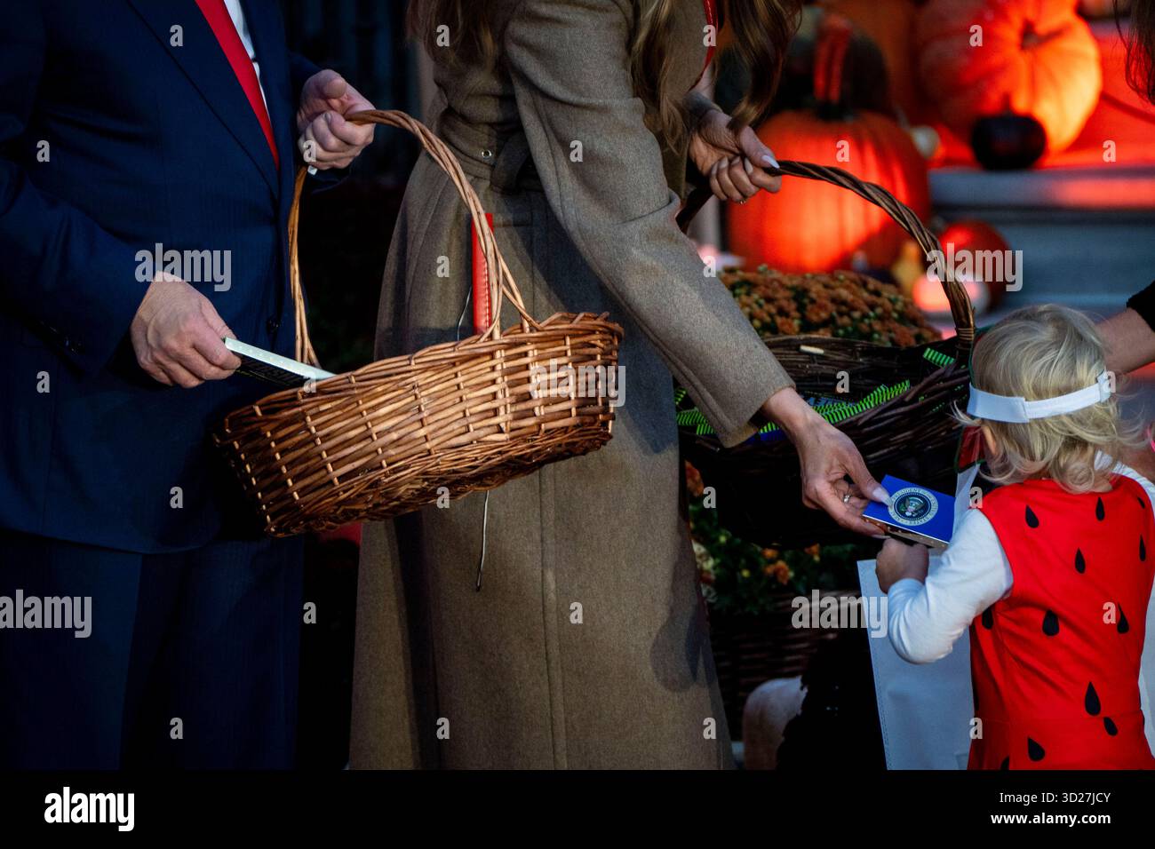 Washington, Stati Uniti. 30 ottobre 2025. Il presidente Donald Trump e la First Lady Melania Trump spacciano caramelle durante un evento di Halloween sul South Lawn della Casa Bianca a Washington DC giovedì 30 ottobre 2025. Il Presidente e la First Lady stanno spendendo caramelle a famiglie adottive, militari e amministrative, nonché alle famiglie delle forze dell'ordine e dei servizi segreti degli Stati Uniti. Foto di Bonnie Cash/UPI credito: UPI/Alamy Live News Foto Stock