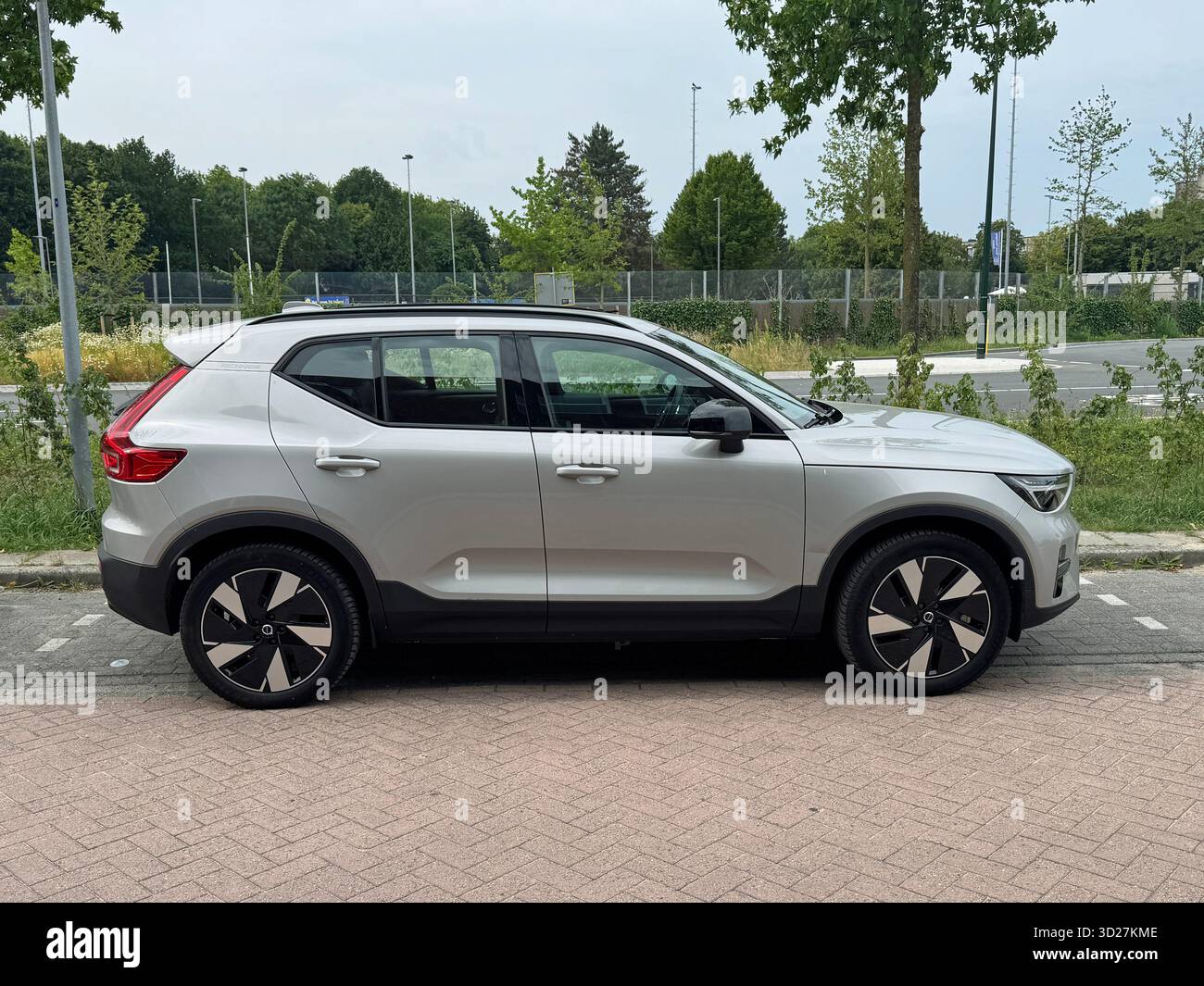 Huizen, Paesi Bassi - 22 giugno 2025: Volvo C40 parcheggiata in un parcheggio pubblico. Nessuno nel veicolo. Foto Stock