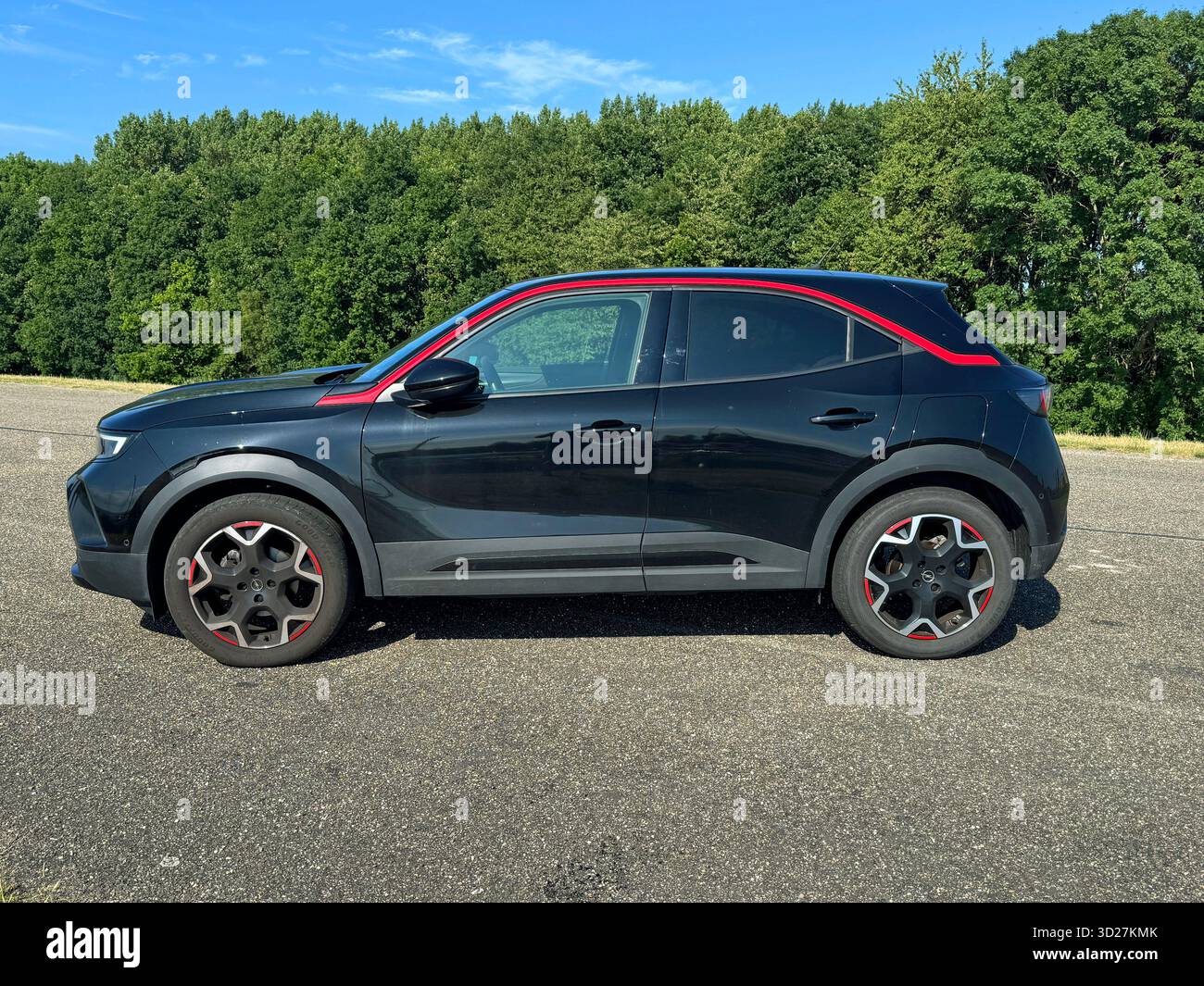 Almere, Paesi Bassi - 29 giugno 2025: Black Opel Mokka parcheggiata ai lati della strada. Nessuno nel veicolo. Foto Stock