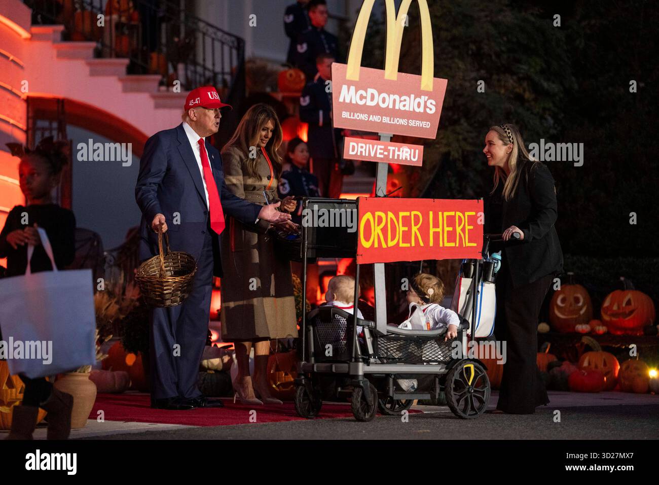 Washington, Stati Uniti. 30 ottobre 2025. Il presidente Donald Trump e la First Lady Melania Trump ospitano un evento di Halloween sul South Lawn della Casa Bianca a Washington DC giovedì 30 ottobre 2025. Foto di Aaron Schwartz/UPI credito: UPI/Alamy Live News Foto Stock