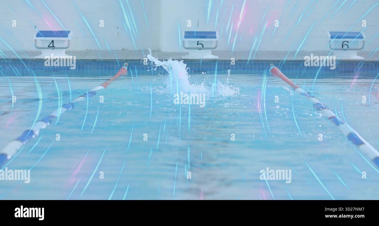 Spruzzi d'acqua in eruzione che inviano increspature alla piscina da competizione, con corde di corsia e blocchi 4 5 6 Foto Stock