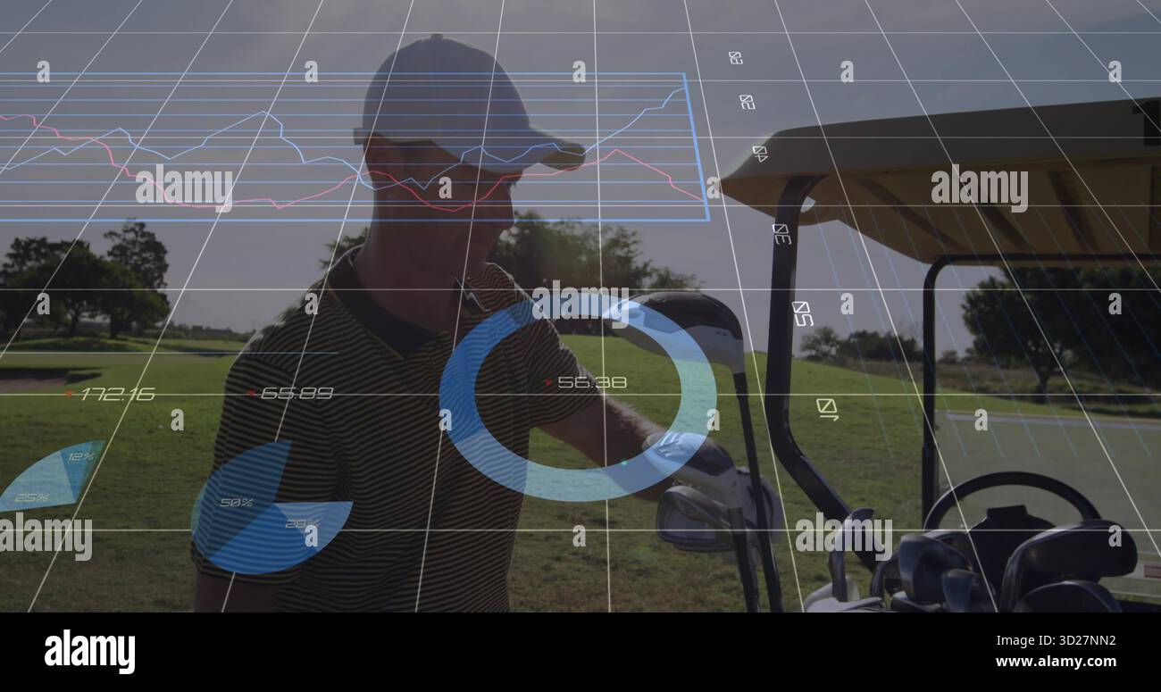 Il golfista indossa una polo a righe e un cappellino da baseball che recupera il club dal carrello sul fairway, con occhiali da sole Foto Stock