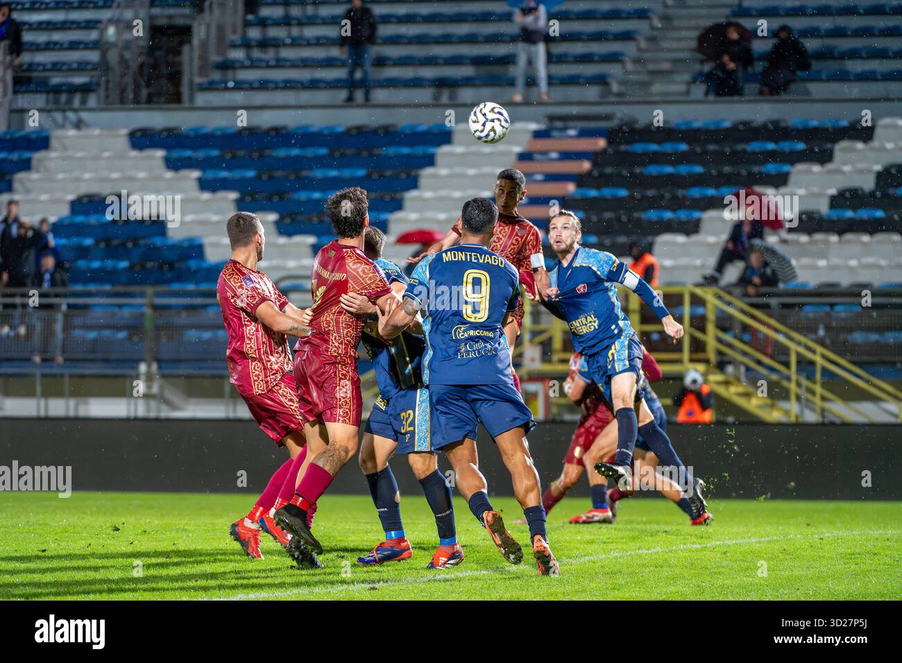 Latina, Italia. 30 ottobre 2025. Coppa Italia di serie C tra Latina calcio e Perugia allo Stadio Domenico Francioni il 30 ottobre 2025 a Latina. Durante Latina vs Perugia, partita di serie C a Latina, Italia, ottobre 30 2025 Credit: Independent Photo Agency/Alamy Live News Foto Stock