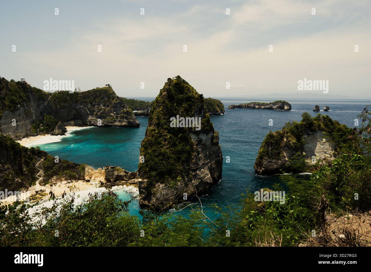 Atuh Beach Viewpoint, Nusa Penida: Torreggianti Sea Stacks e insenature nascoste lungo la costa frastagliata di Bali Foto Stock
