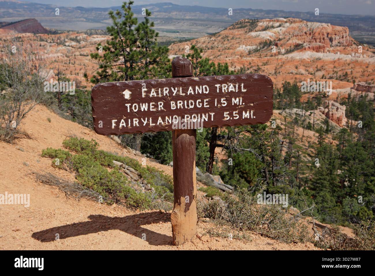 Cartello Fairyland Trail per il Bryce Canyon National Park, Utah, con scogliere e hoodoos tutto intorno Foto Stock