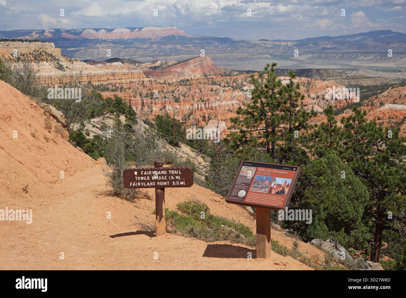 Cartello Fairyland Trail per il Bryce Canyon National Park, Utah, con scogliere e hoodoos tutto intorno Foto Stock