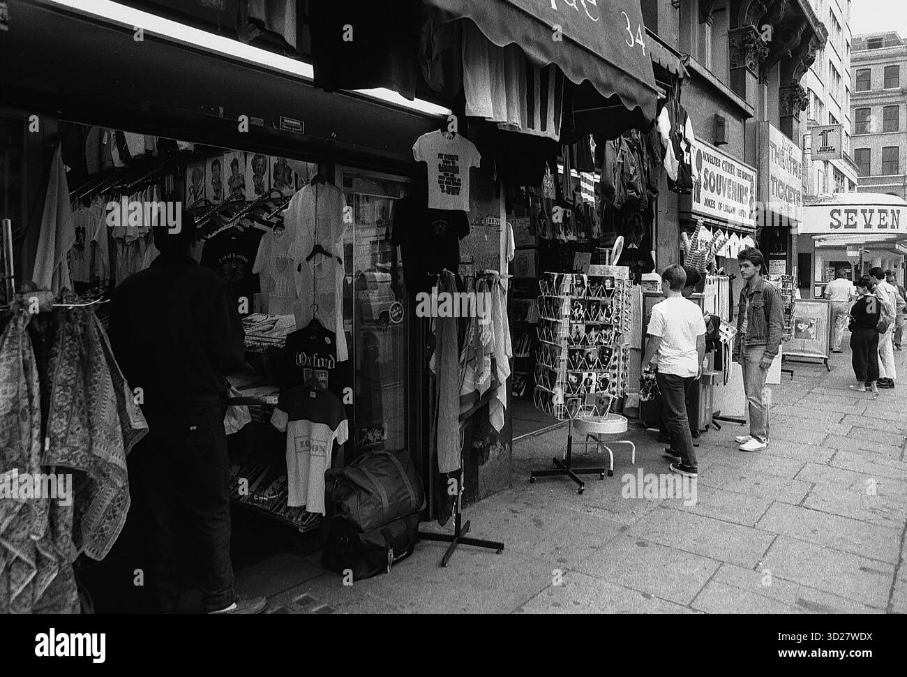 Chinatown, Londra: Una vibrante istantanea del vivace cuore della storica Chinatown di Londra. Le bancarelle tradizionali traboccano di abbigliamento, souvenir e vari beni, riflettendo il ricco patrimonio culturale della zona. Gli amanti dello shopping e degli spettatori navigano lungo le strade affollate, catturando l'atmosfera vivace di questa iconica destinazione londinese. Foto Stock