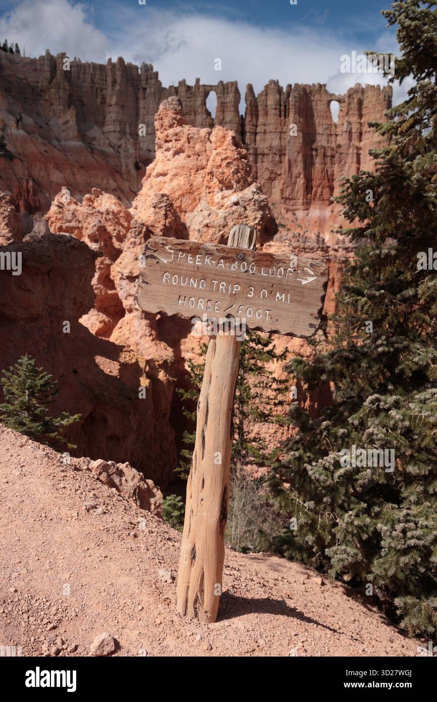 Cartello Trailhead per il sentiero Peek-A-Boo Loop, Bryce Canyon National Park, Utah, con scogliere e hoodoos tutto intorno Foto Stock