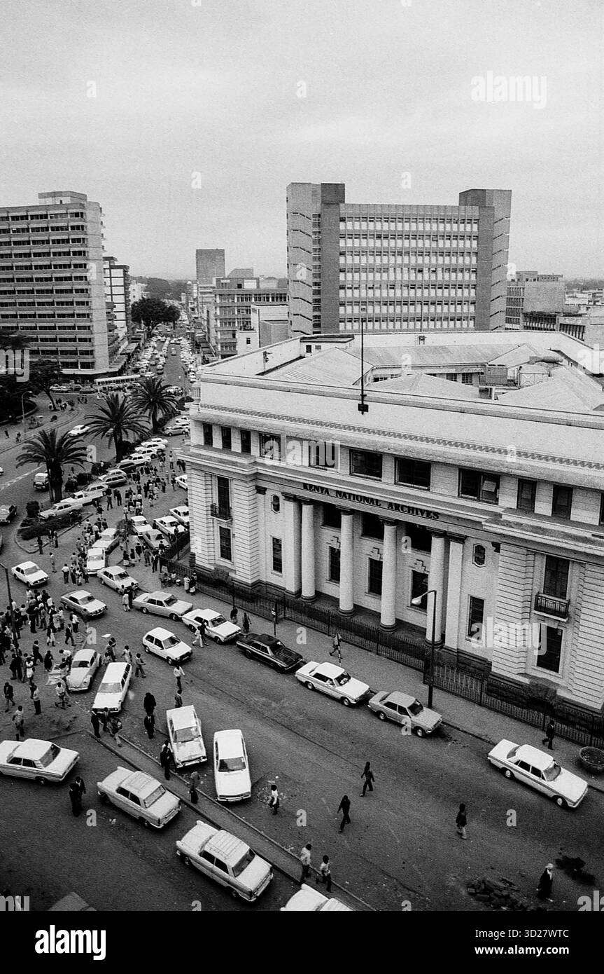 Le vivaci strade di Nairobi catturano un momento di vita urbana. Questa vista iconica mostra il patrimonio architettonico della città, dominato dagli imponenti edifici del quartiere centrale degli affari. Il traffico, un flusso costante di veicoli, sottolinea la vibrante energia e la crescita della città. Scattata a Nairobi, Kenya, questa fotografia offre uno sguardo nel cuore della dinamica capitale dell'Africa orientale. Foto Stock