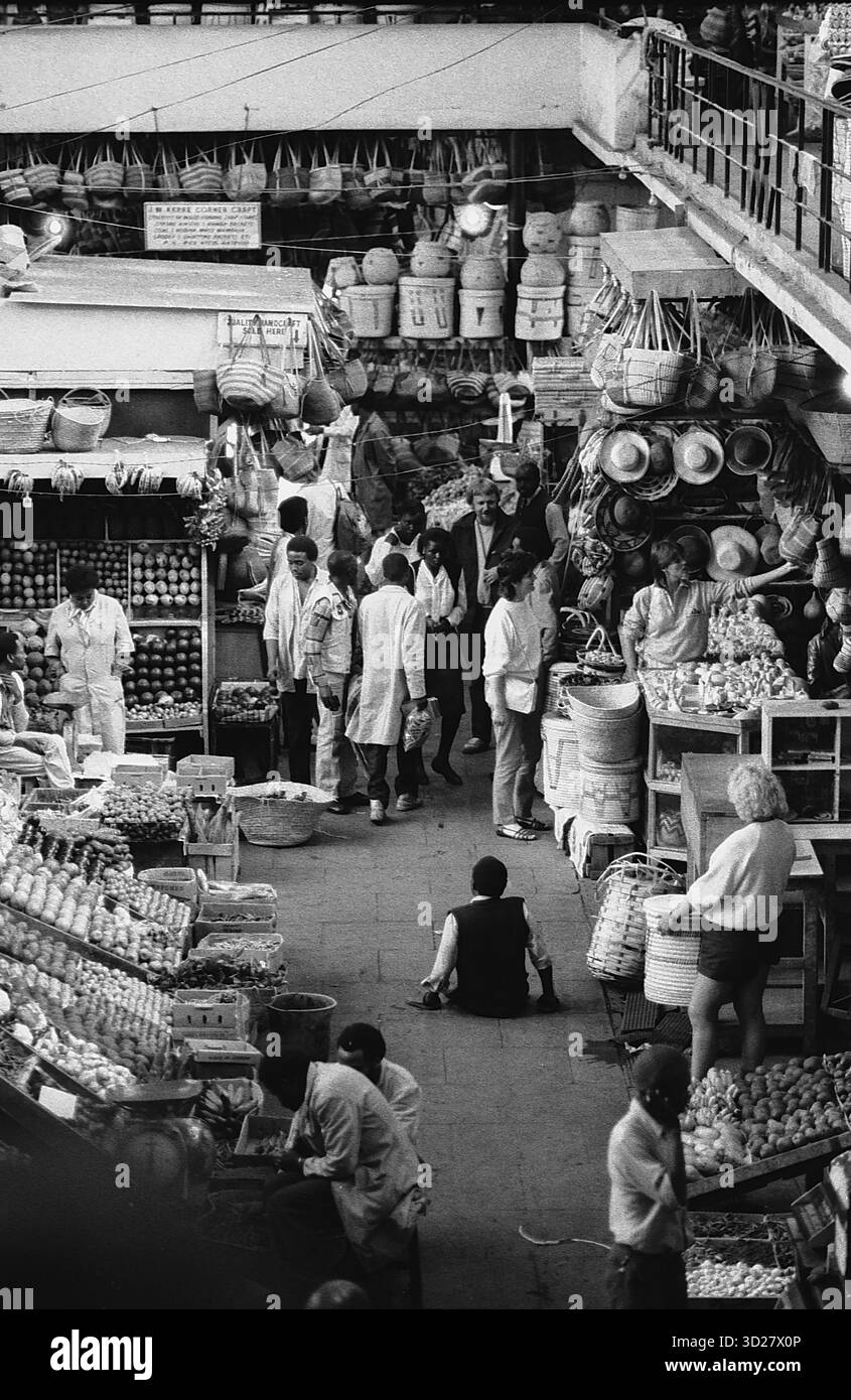 Mercato cittadino del Consiglio comunale di Nairobi: Una vivace scena di commercio e vita quotidiana si svolge all'interno di questo mercato storico. Gli acquirenti e i venditori navigano tra le corsie affollate, mostrando una vivace gamma di prodotti, da prodotti freschi e spezie a oggetti artigianali. Il mercato rappresenta un centro vitale di attività nel cuore di Nairobi. Foto Stock