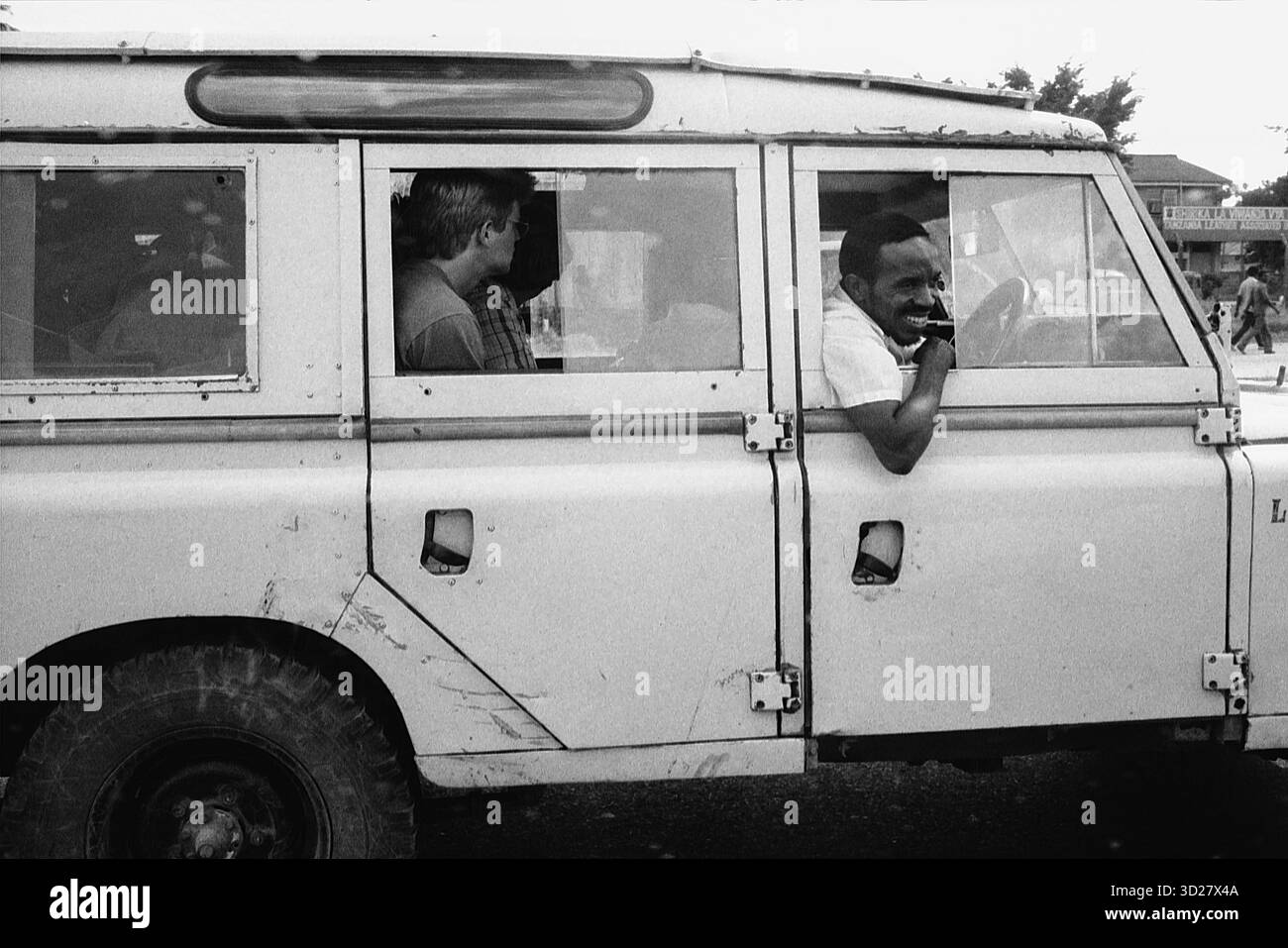 Tanzania: Un momento di riflessione. Una Land Rover maltempo si ferma tra i vibranti paesaggi della Tanzania, offrendo uno sguardo sulla vita quotidiana dei viaggiatori che esplorano questa nazione dell'Africa orientale. Il design robusto del veicolo riflette lo spirito avventuroso di coloro che cercano di scoprire la sua variegata fauna selvatica e il ricco patrimonio culturale. La fotografia cattura un momento tranquillo di osservazione, una pausa all'interno di un viaggio pieno di scoperte. Foto Stock