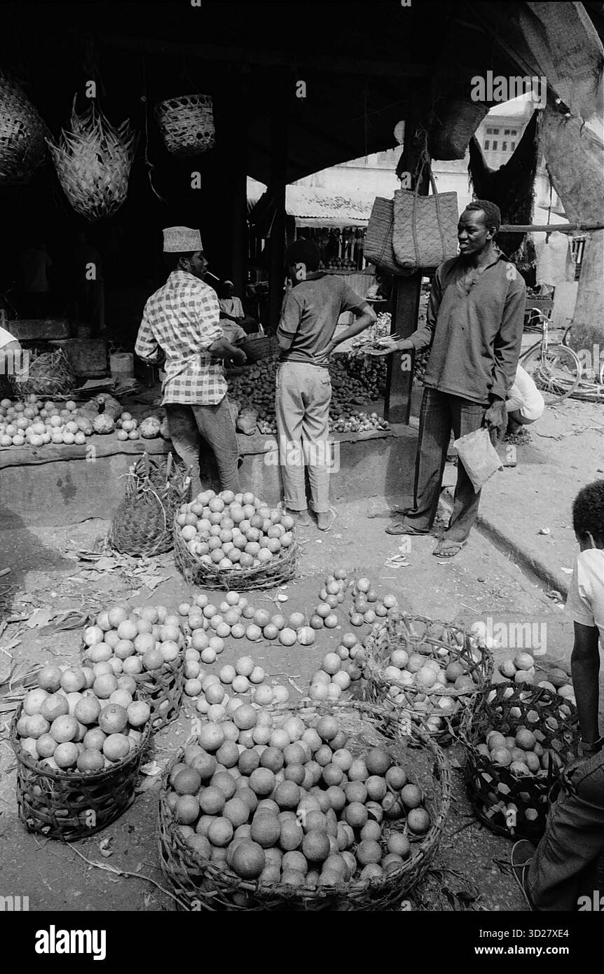 Il mercato di Zanzibar è animato dal commercio Foto Stock