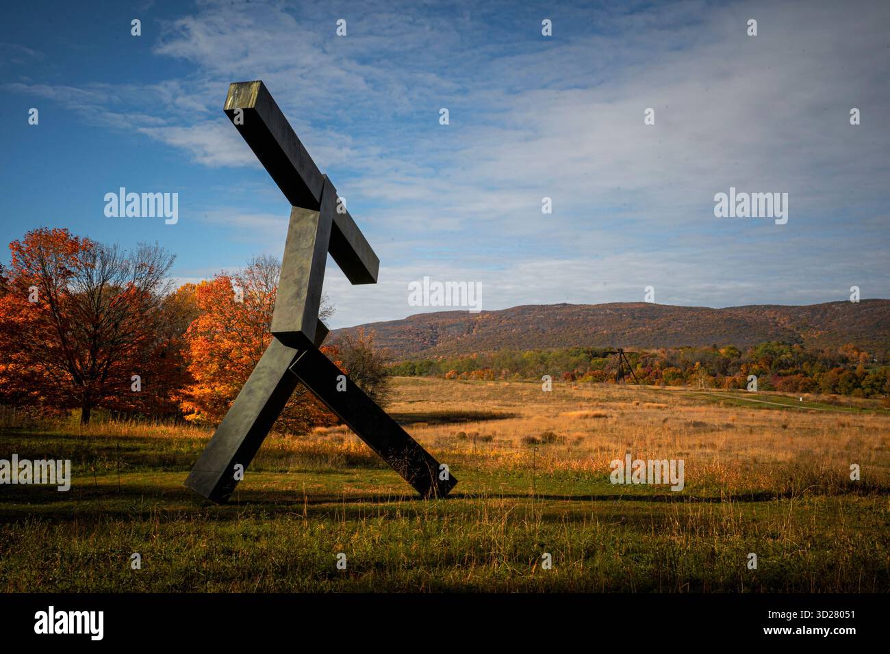New Windsor, New York - US - 25 ottobre 2025, la scultura "Untitled" (1994) di Joel Shapiro presso lo Storm King Art Center, con le sue travi angolari in bronzo, si erge contro Foto Stock